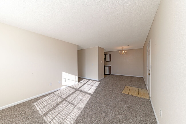 Spacious living room with carpet - Creekside