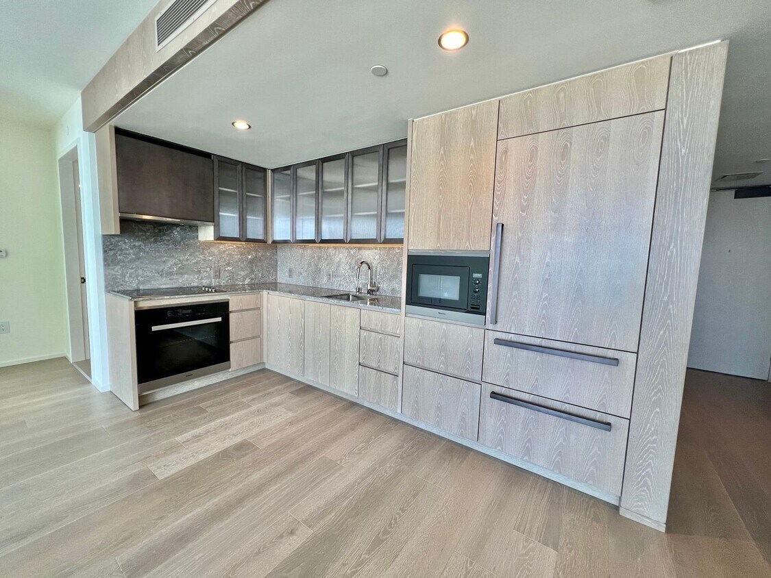 Foto principal - Well Maintained 1 Bed, 1 Bath, 1 parking i...