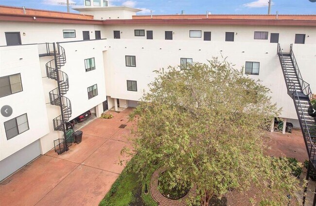 Foto del edificio - 1704 Montrose Blvd