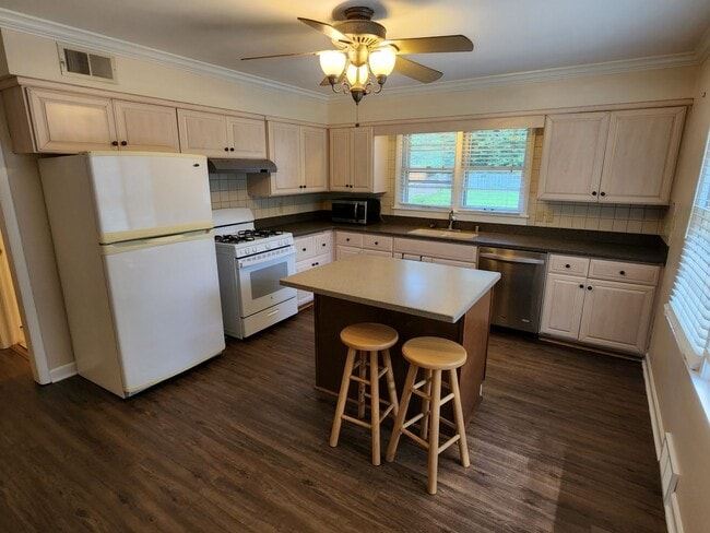 Building Photo - 3 bedroom Tosa ranch