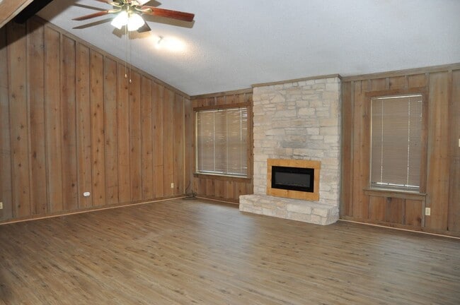 Building Photo - 2 Bedroom 1 Bath 1 Car Garage in Heart of ...