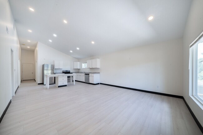 Building Photo - 2935 E Maplewood Dr