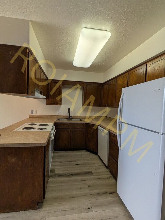 Foto del edificio - 143 Robbins Ave