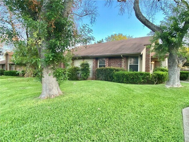 Building Photo - 1703 W Braker Ln
