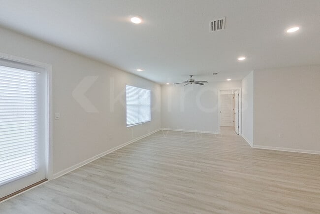 Building Photo - 328 Monarch Ln