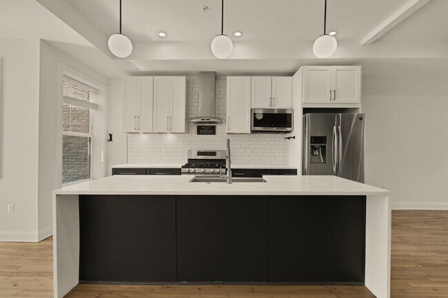 Building Photo - Penthouse 2BR/2.5BA with 3 Private Outdoor...