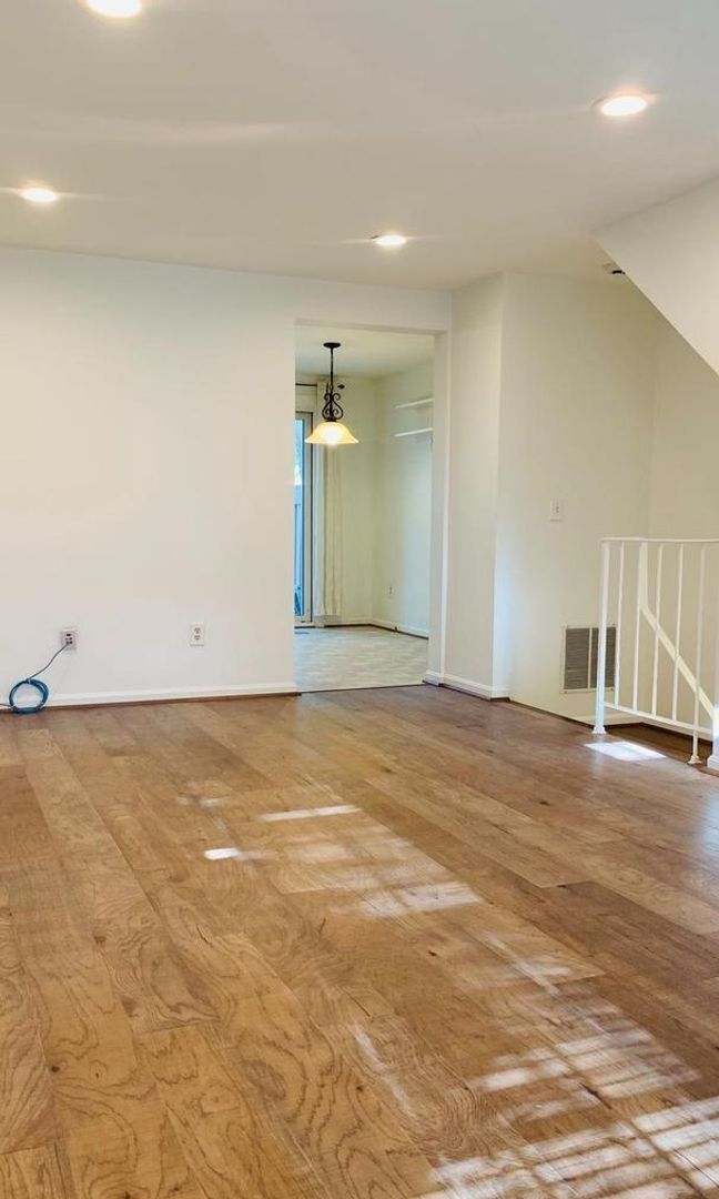 Building Photo - Gorgeous 2BR 2BA 3 level town home fully u...
