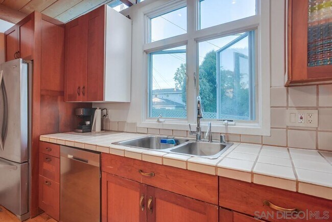 Building Photo - 5615 Beaumont Ave