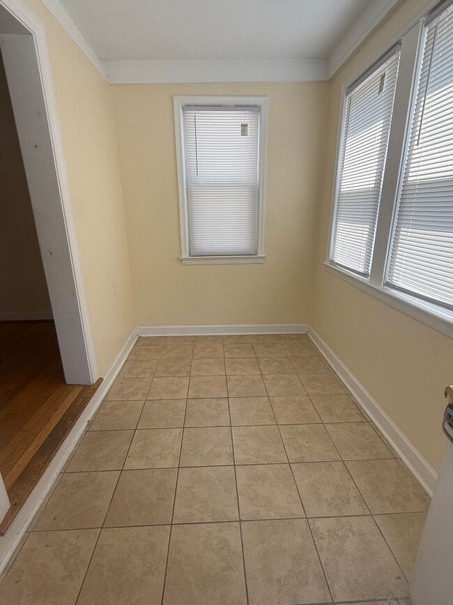 Building Photo - Cozy 2 Bed home Available Now!