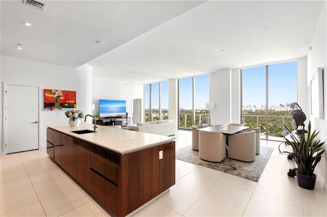 Foto del edificio - 2678 Tigertail Ave
