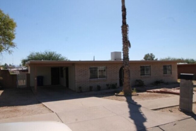 Building Photo - Spacious 4bd/2ba Featuring Central A/C and Large Private Yard