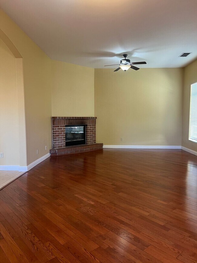 Building Photo - 3 Bedroom Charmer in West Roseville!