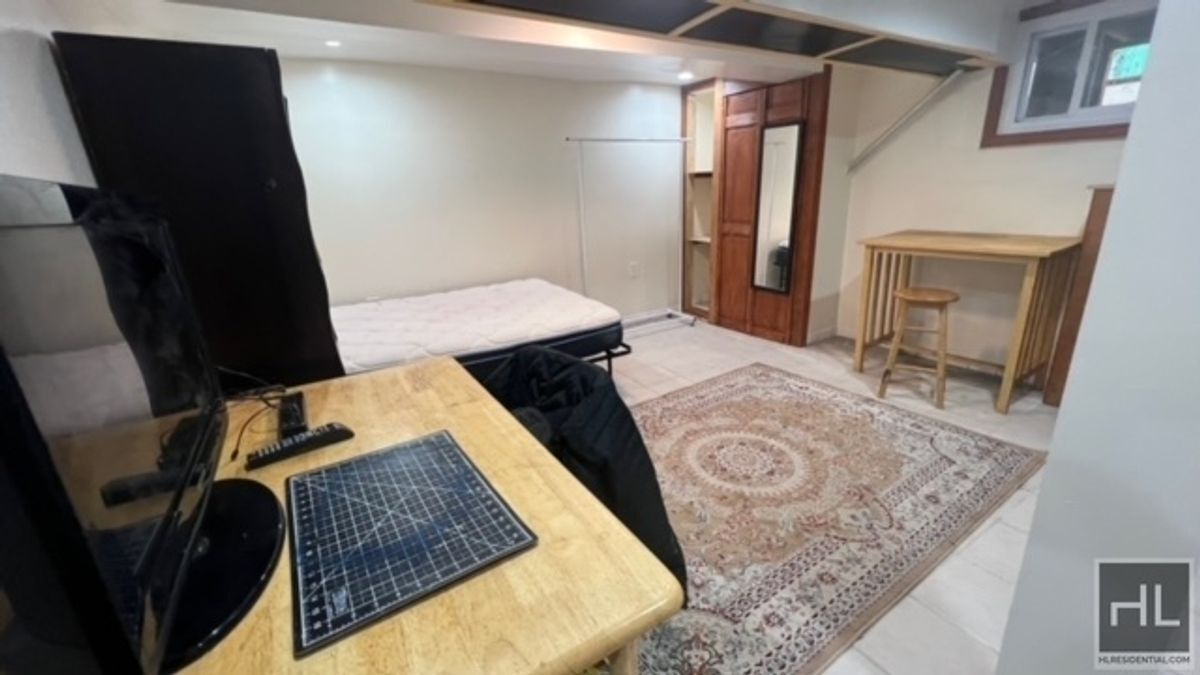 Primary Photo - LARGE SEMI- BASEMENT STUDIO FOR HARDEN STR...