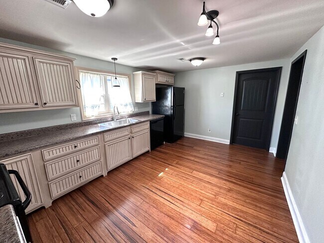 Foto del edificio - 2 Bedrooms, 1 Bathroom - House in Celanease!