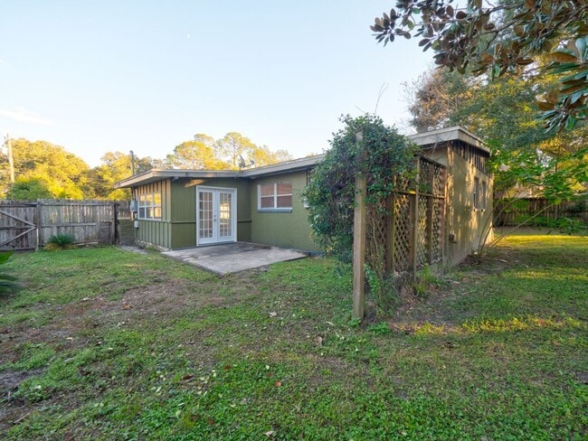 Building Photo - 2144 La Valle Dr