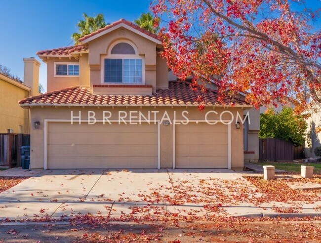 Foto del edificio - Move in Ready Beautiful 4 Bed Home in Tracy - Full Bed/Bath on 1st floor