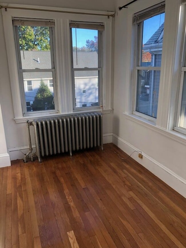 Foto del edificio - WOW!!! RENOVATED BRIGHTON CENTER 4 BED/2 BATH W/PARKING AVAIL 9/1