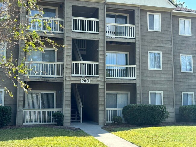 Building Photo - 2 Bedroom 2 Bath condo 2nd floor end unit at Myrtle Greens