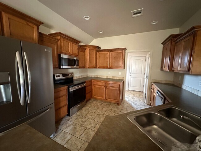 Building Photo - DARLING 3 bedroom, 2 bath home in Crescent...