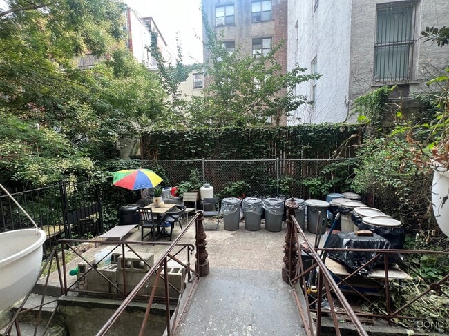Foto del edificio - 344 E 9th St