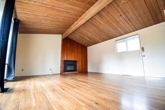 Building Photo - 102-108 NW 137th Ave