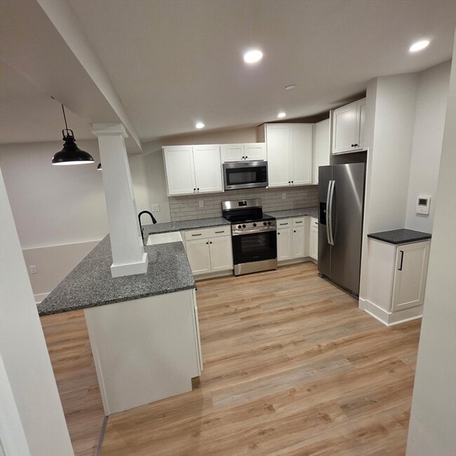 Building Photo - 843 Main St