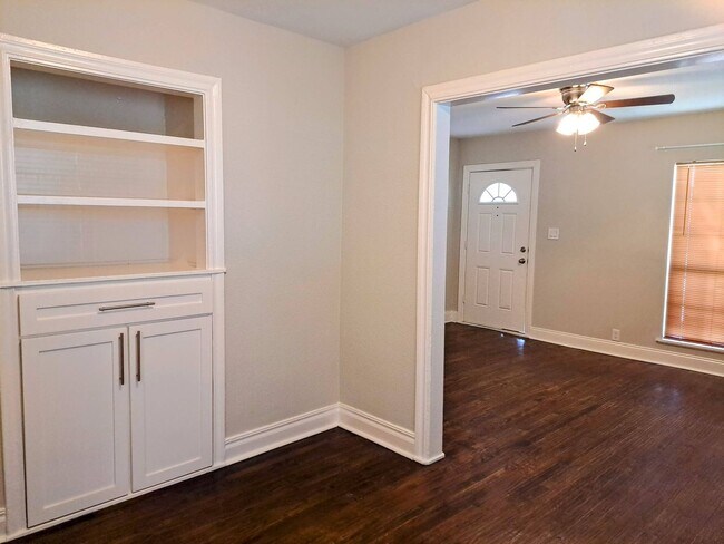 Building Photo - Remodeled 2/1