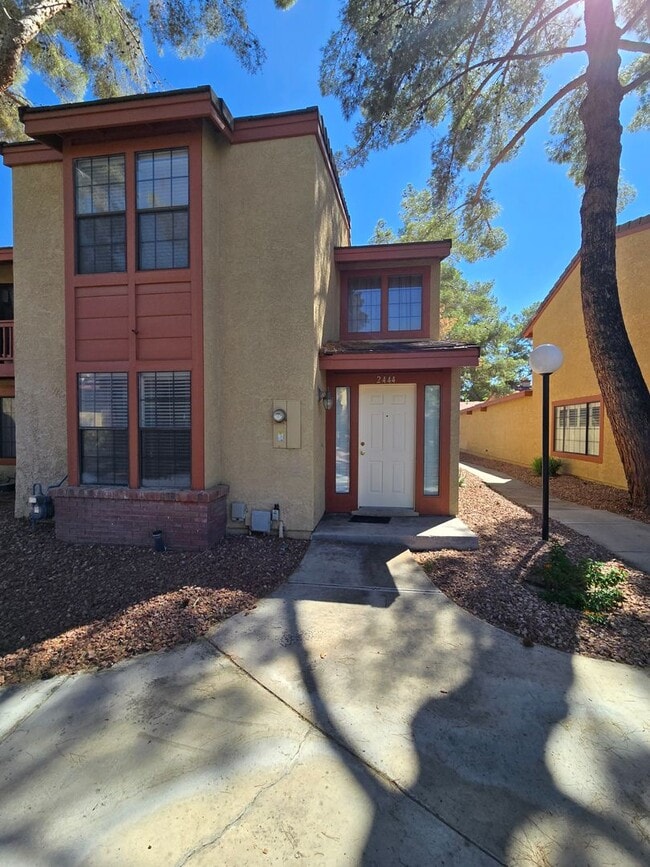 Building Photo - An Amazing Henderson 3 Bedroom Townhome!!