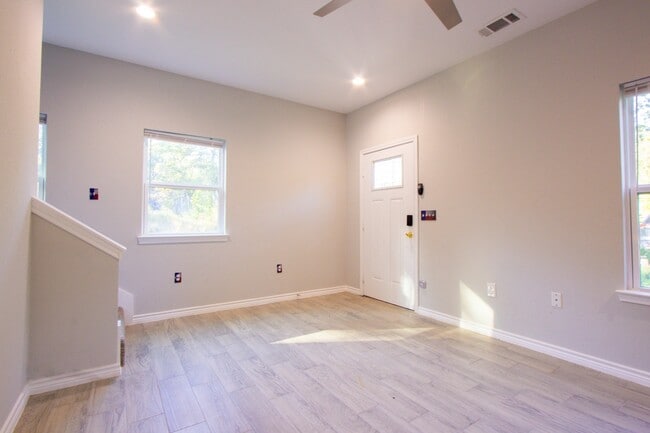Foto del edificio - 15629 Holly Dr