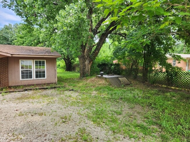 Building Photo - 3400 Governor Harris Dr