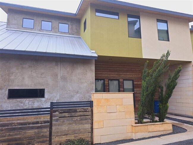 Foto del edificio - 607 Peacock Ln