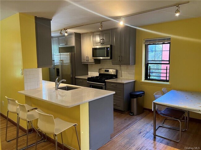 Building Photo - 2213 St Raymond Ave