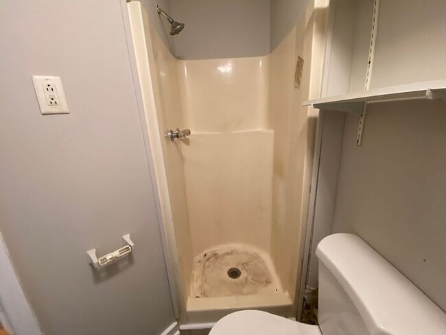 Building Photo - Spacious Renovated 1 Bedroom Apartment - 5...
