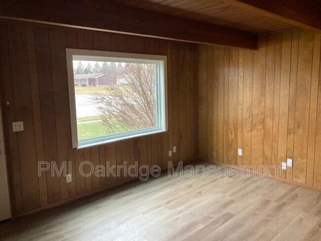 Building Photo - 1541 Spruce Ave