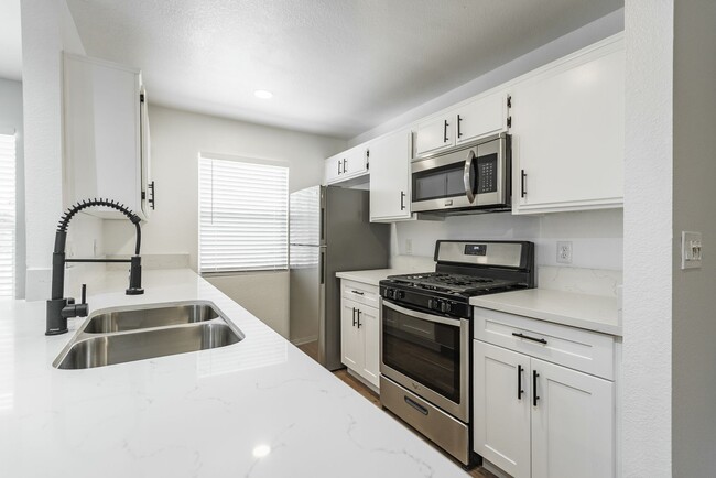 Interior Photo - 1945 Glendon Avenue