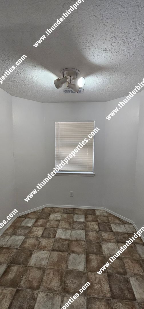 Building Photo - NE Heights 3 bedroom