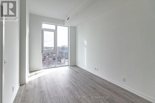 Photo du bâtiment - 2020-2020 Bathurst St