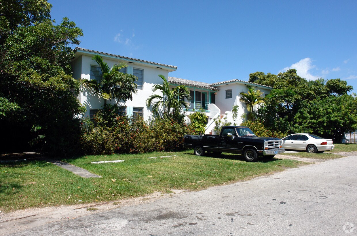 Primary Photo - 7848 N Bayshore Dr