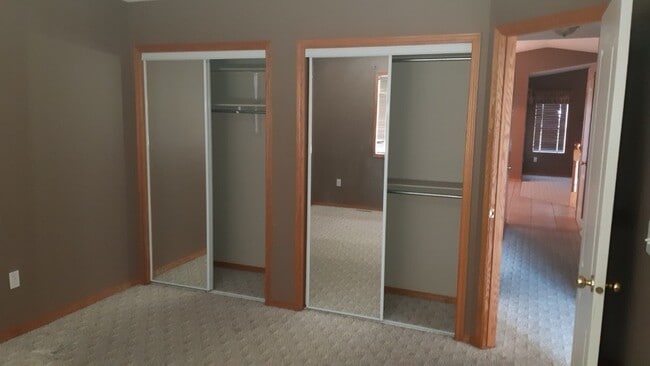 Building Photo - 5 Bed 2 Bath Unit in Sylvan Lake, AB