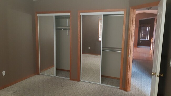 Photo du bâtiment - 5 Bed 2 Bath Unit in Sylvan Lake, AB