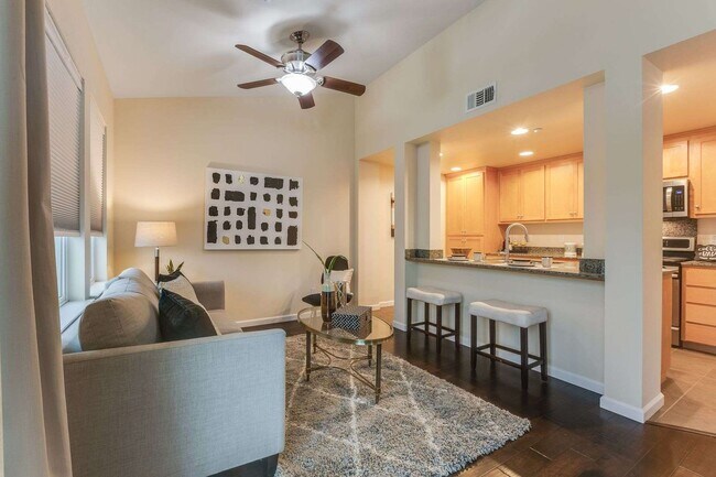 Foto del edificio - Stunning Top-Floor Condo with Open Layout, Modern Upgrades, and Prime Location 6 MONTH LEASE
