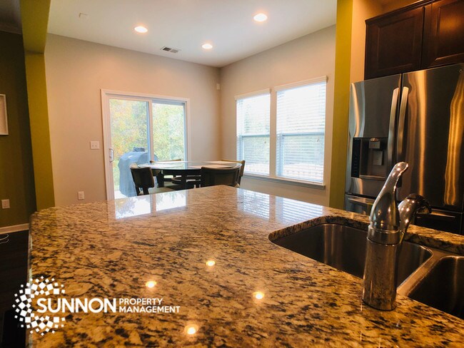 Building Photo - 5 Bedroom w/ Open Floor Plan & Loft