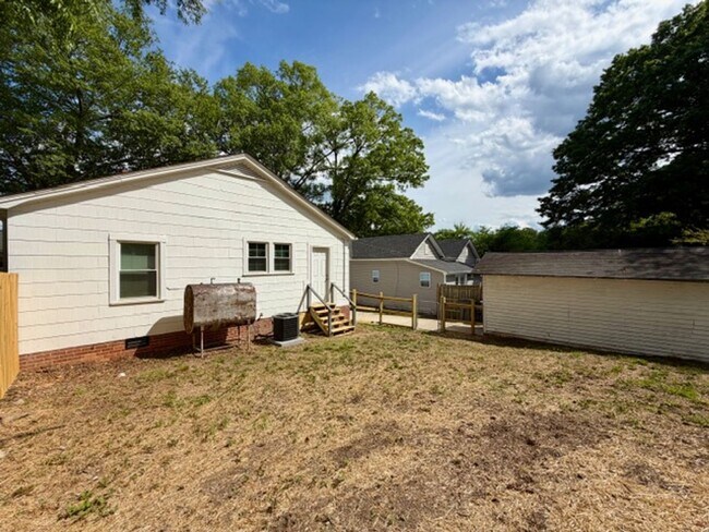 Building Photo - 1/2 MO/OFF SPECIAL - 3 bed/1 bath Fenced yard - Storage/Garage