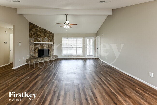 Foto del edificio - 10811 Forest Leaf Dr