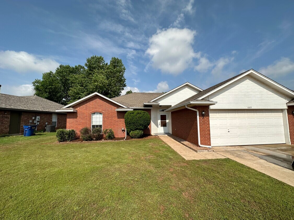 1005 N Tiffany Way, Mustang, OK 73064 House Rental in Mustang, OK