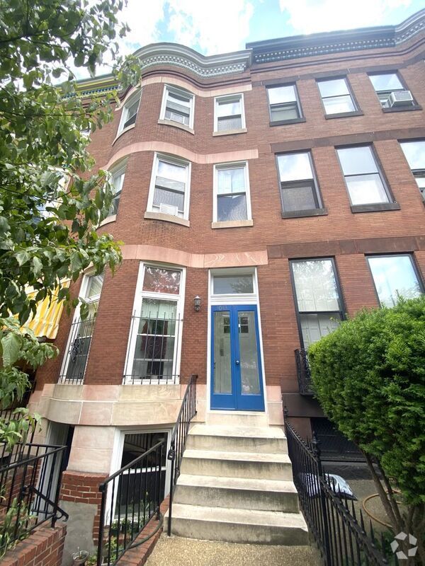 Building Photo - 3043 St Paul St