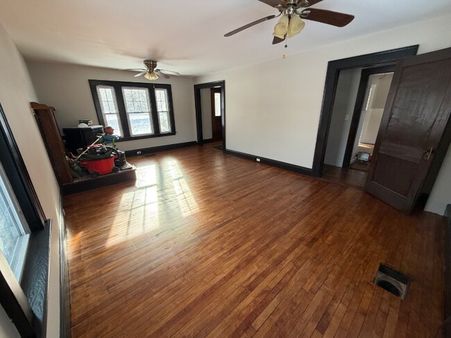 Foto del edificio - 14 Wheelwright Rd