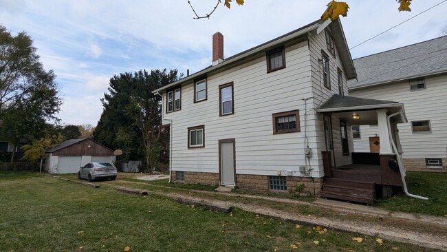 Building Photo - LEASING SPECIAL! Charming 3-Bedroom, 1-Bathroom Home in the Heart of Akron