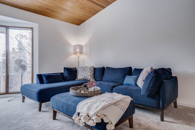 Photo du bâtiment - 4407 Whitemud Rd NW