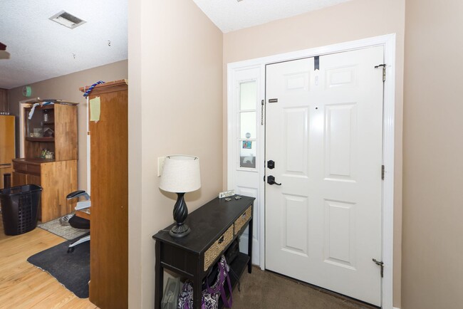 Building Photo - 2 Bedroom 2 Bath Townhouse in Corey Woods ...